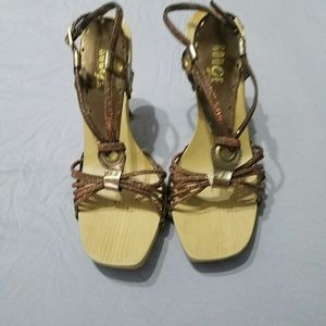 PRETTY SANDALS